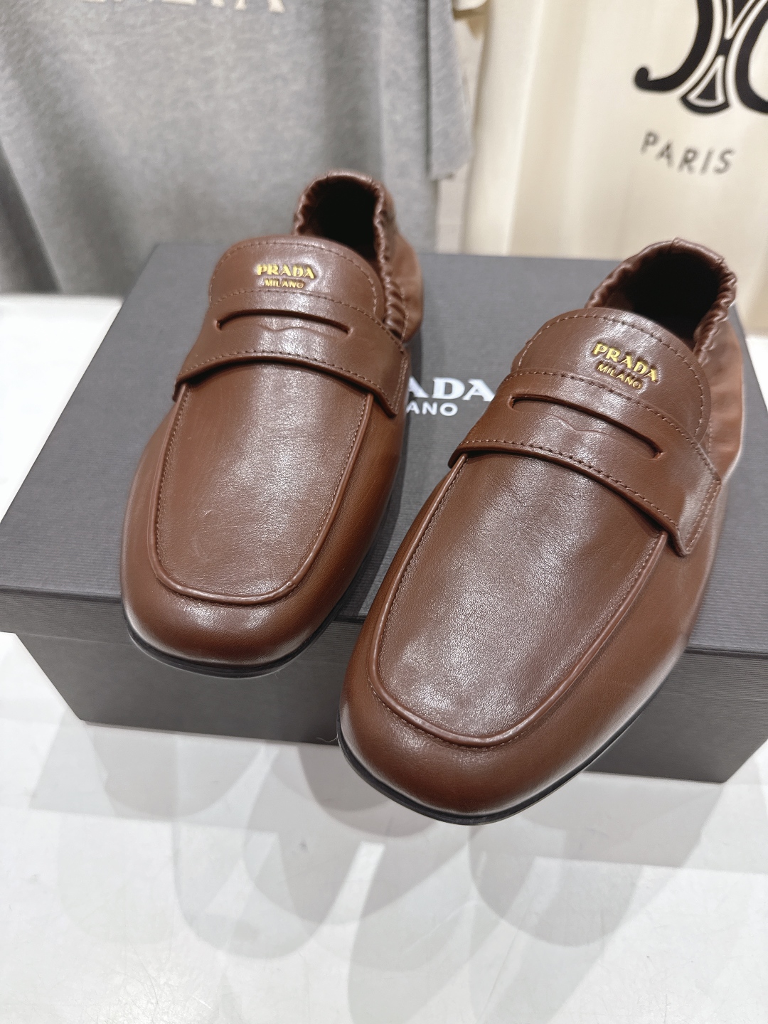 高版本出厂
  Prada 普拉达25ss/专柜新款仙女风平底一脚蹬单鞋玛丽珍乐福鞋～
各路博主纷纷亮出