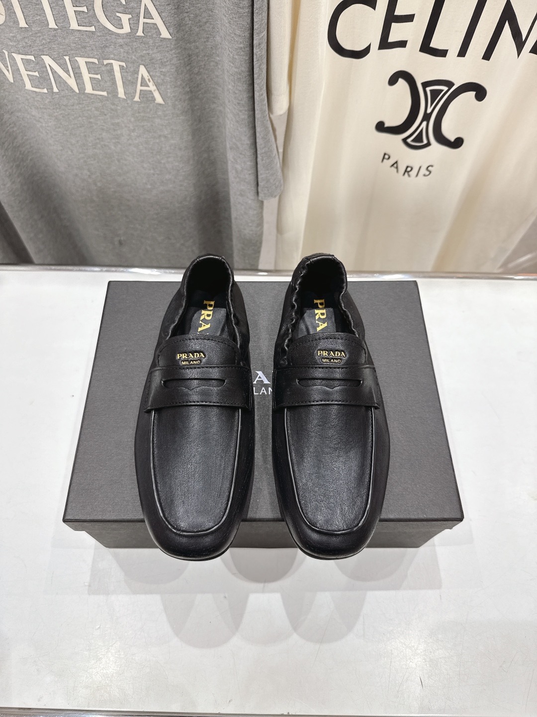 高版本出厂
  Prada 普拉达25ss/专柜新款仙女风平底一脚蹬单鞋玛丽珍乐福鞋～
各路博主纷纷亮出