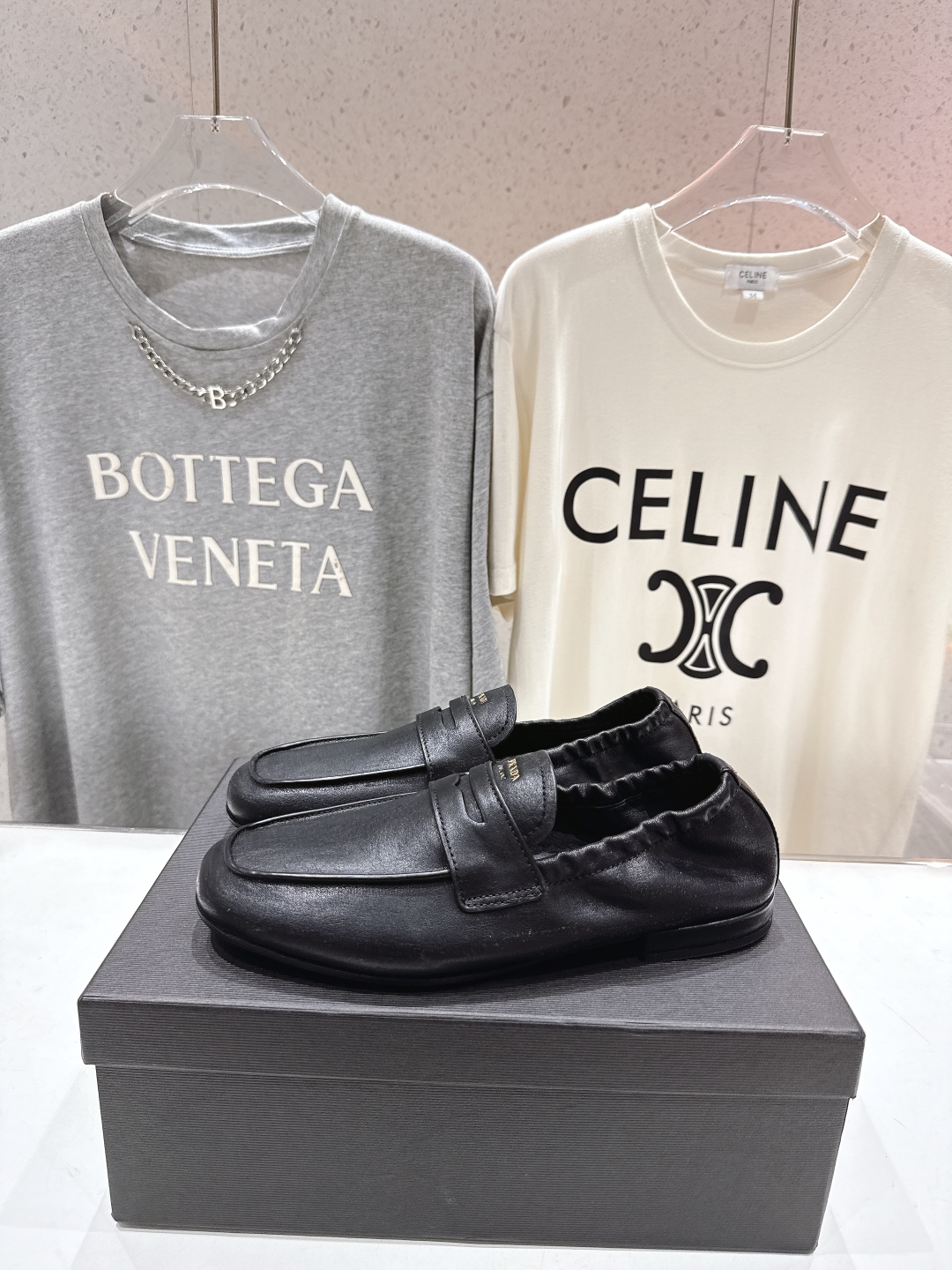 高版本出厂
  Prada 普拉达25ss/专柜新款仙女风平底一脚蹬单鞋玛丽珍乐福鞋～
各路博主纷纷亮出