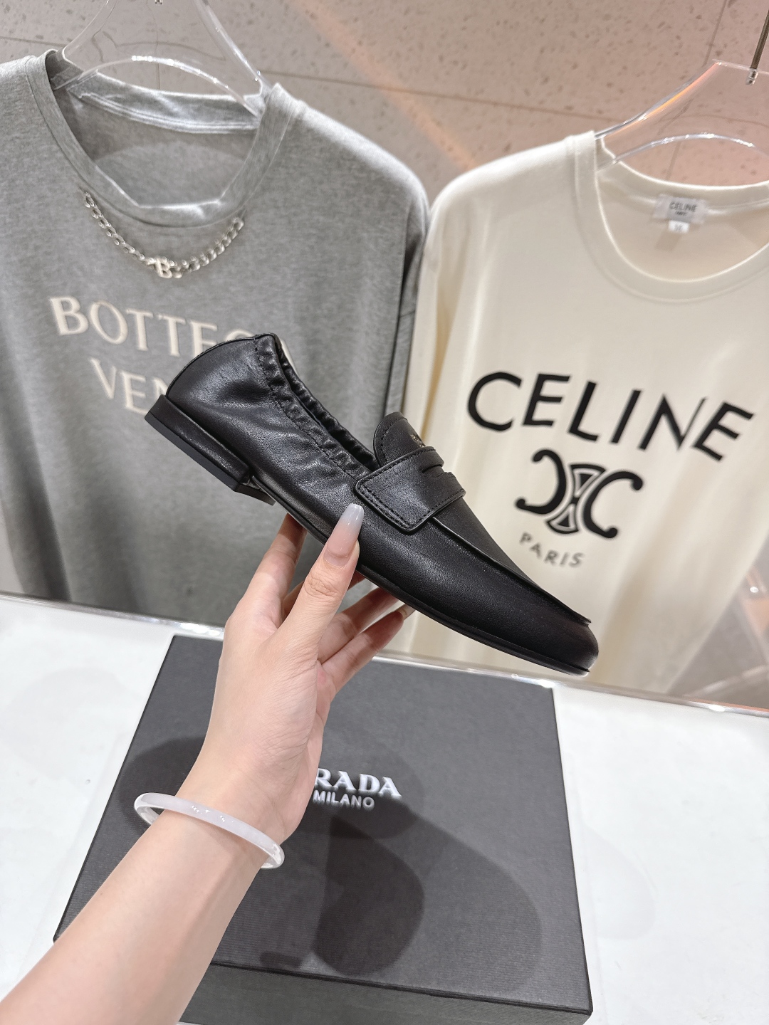 高版本出厂
  Prada 普拉达25ss/专柜新款仙女风平底一脚蹬单鞋玛丽珍乐福鞋～
各路博主纷纷亮出