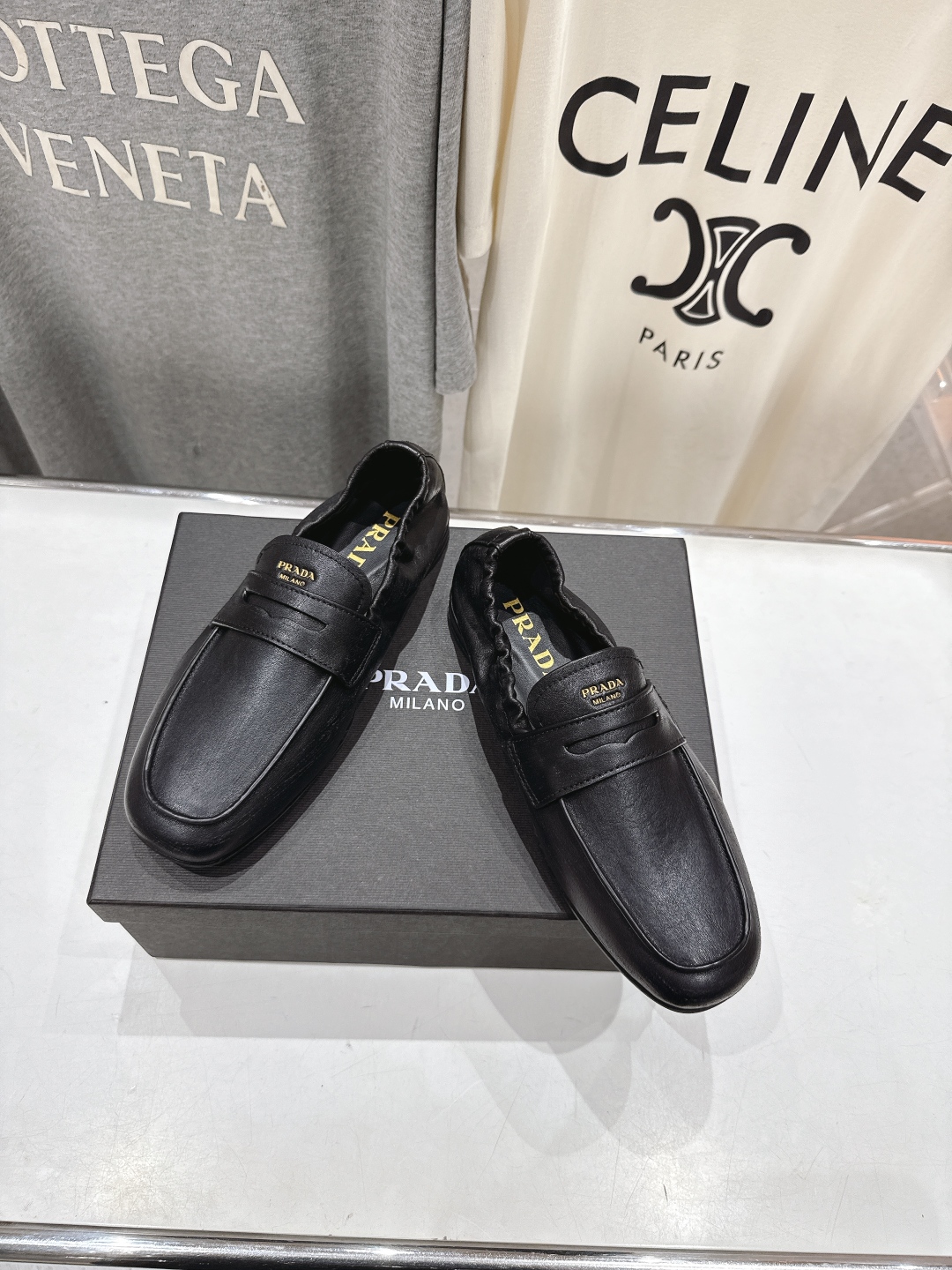 高版本出厂
  Prada 普拉达25ss/专柜新款仙女风平底一脚蹬单鞋玛丽珍乐福鞋～
各路博主纷纷亮出