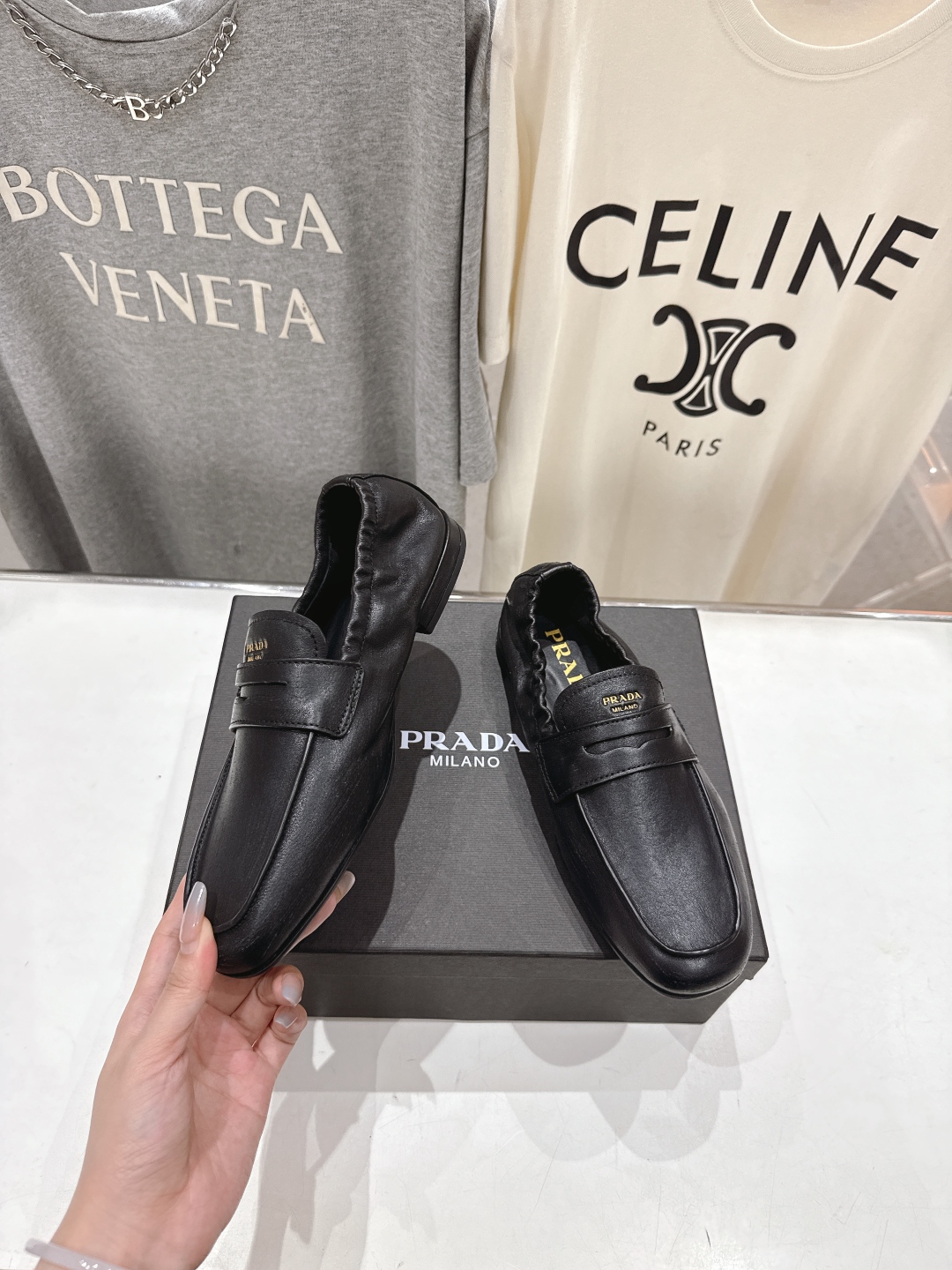 高版本出厂
  Prada 普拉达25ss/专柜新款仙女风平底一脚蹬单鞋玛丽珍乐福鞋～
各路博主纷纷亮出
