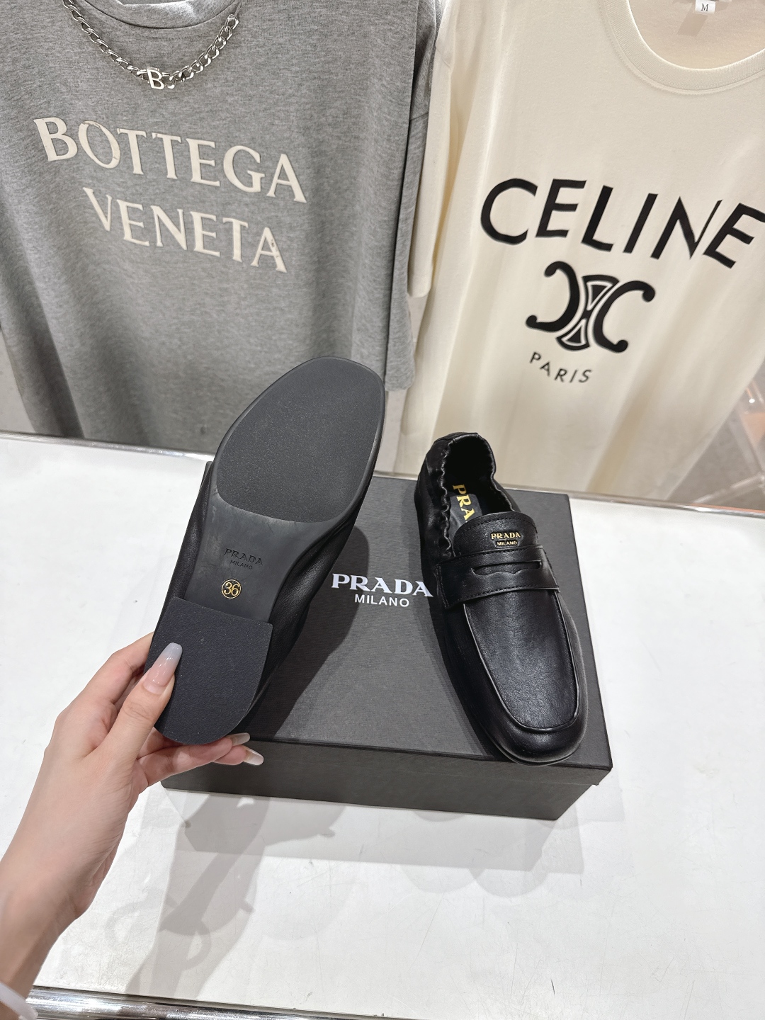 高版本出厂
  Prada 普拉达25ss/专柜新款仙女风平底一脚蹬单鞋玛丽珍乐福鞋～
各路博主纷纷亮出