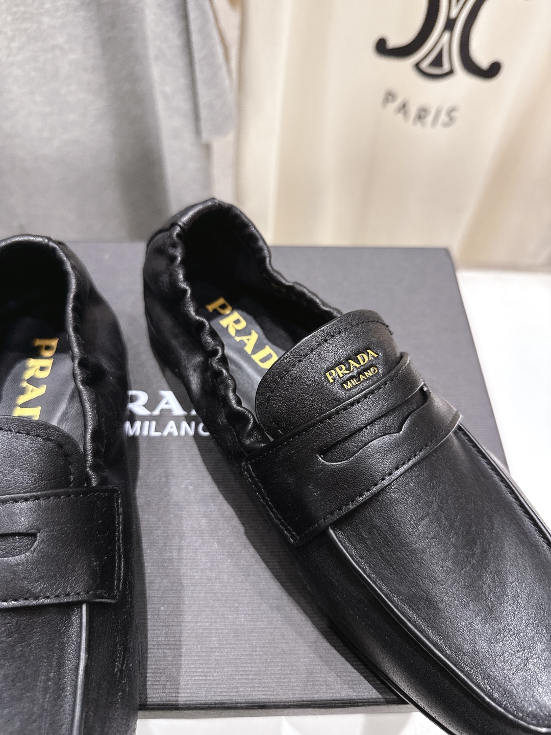 高版本出厂
  Prada 普拉达25ss/专柜新款仙女风平底一脚蹬单鞋玛丽珍乐福鞋～
各路博主纷纷亮出