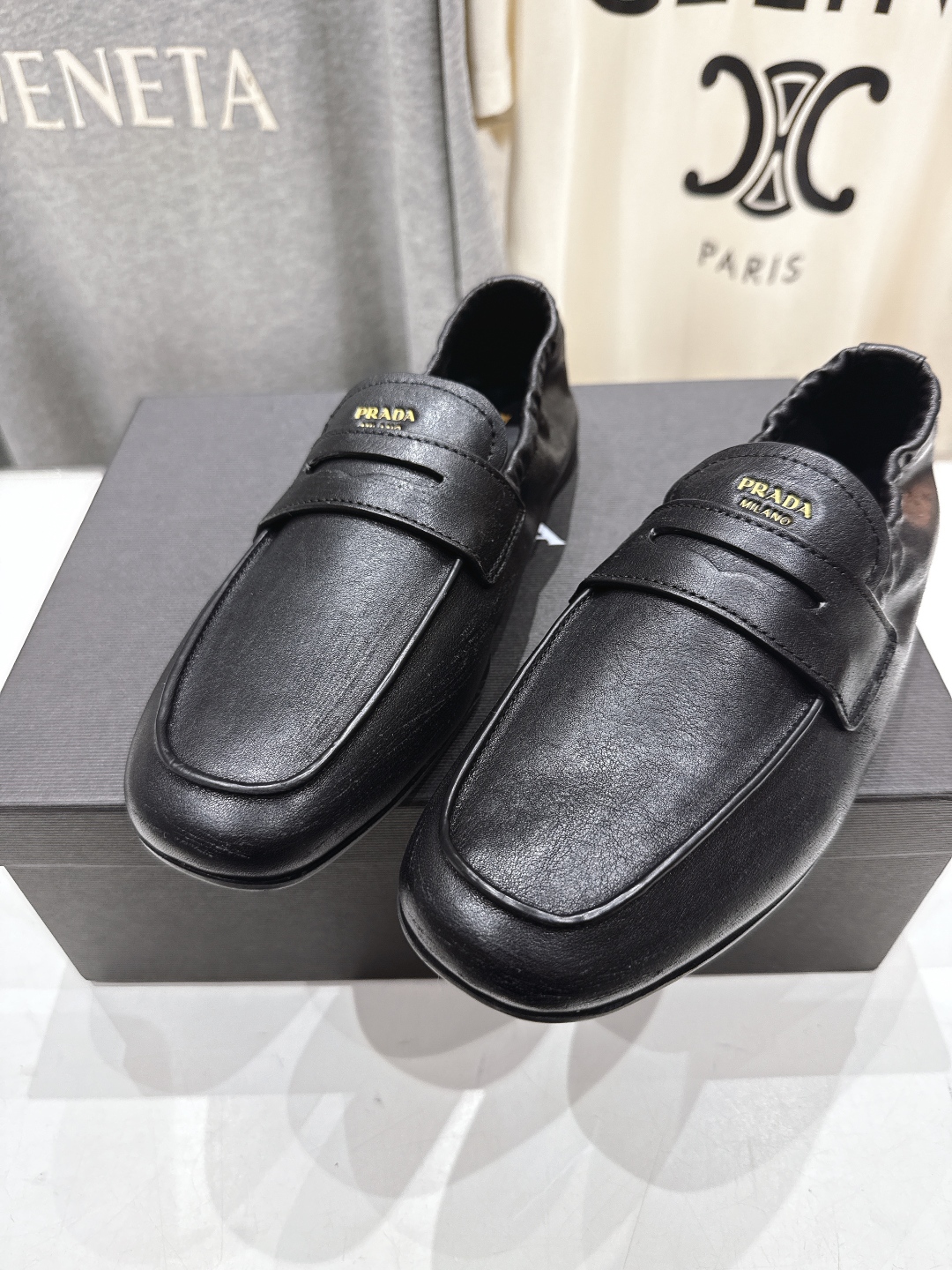 高版本出厂
  Prada 普拉达25ss/专柜新款仙女风平底一脚蹬单鞋玛丽珍乐福鞋～
各路博主纷纷亮出