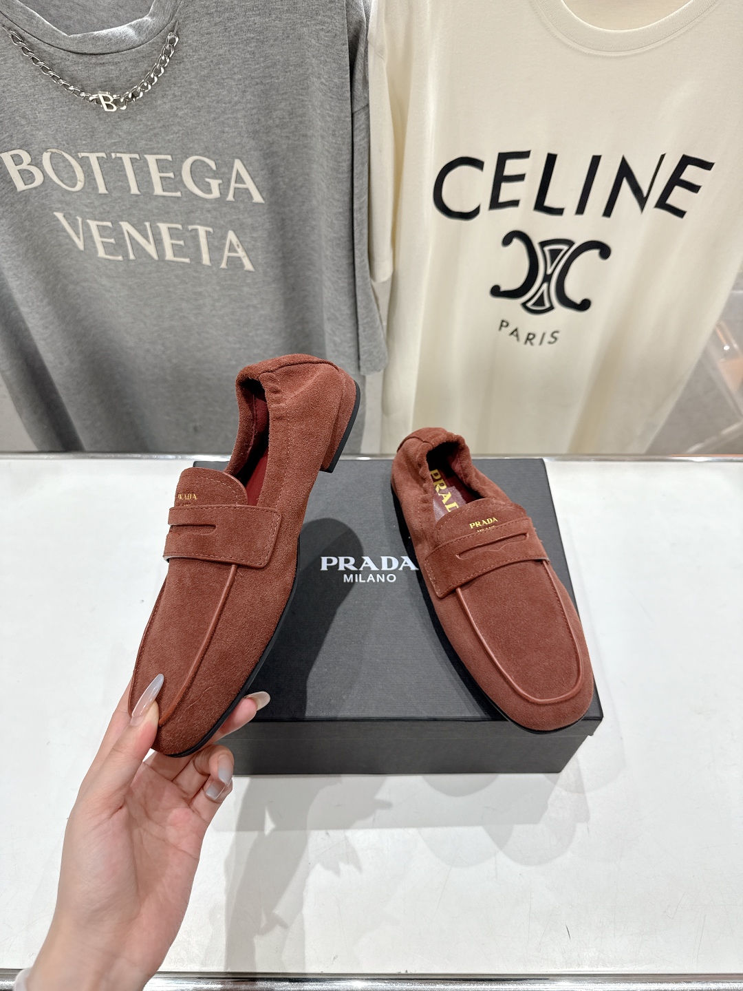高版本出厂
  Prada 普拉达25ss/专柜新款仙女风平底一脚蹬单鞋玛丽珍乐福鞋～
各路博主纷纷亮出