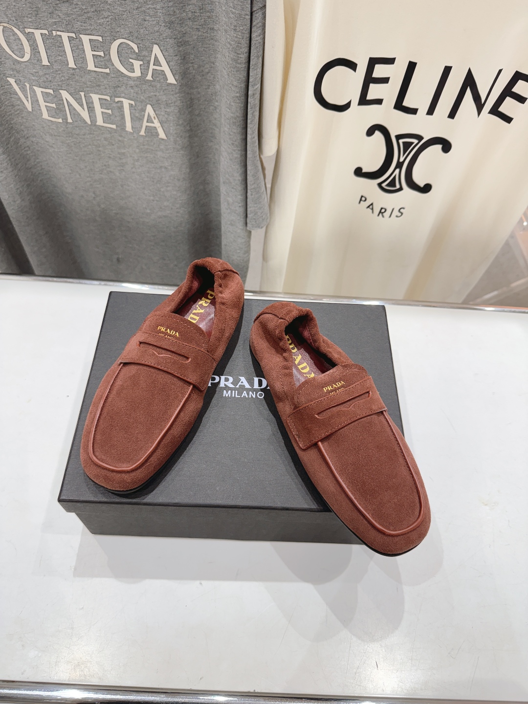 高版本出厂
  Prada 普拉达25ss/专柜新款仙女风平底一脚蹬单鞋玛丽珍乐福鞋～
各路博主纷纷亮出