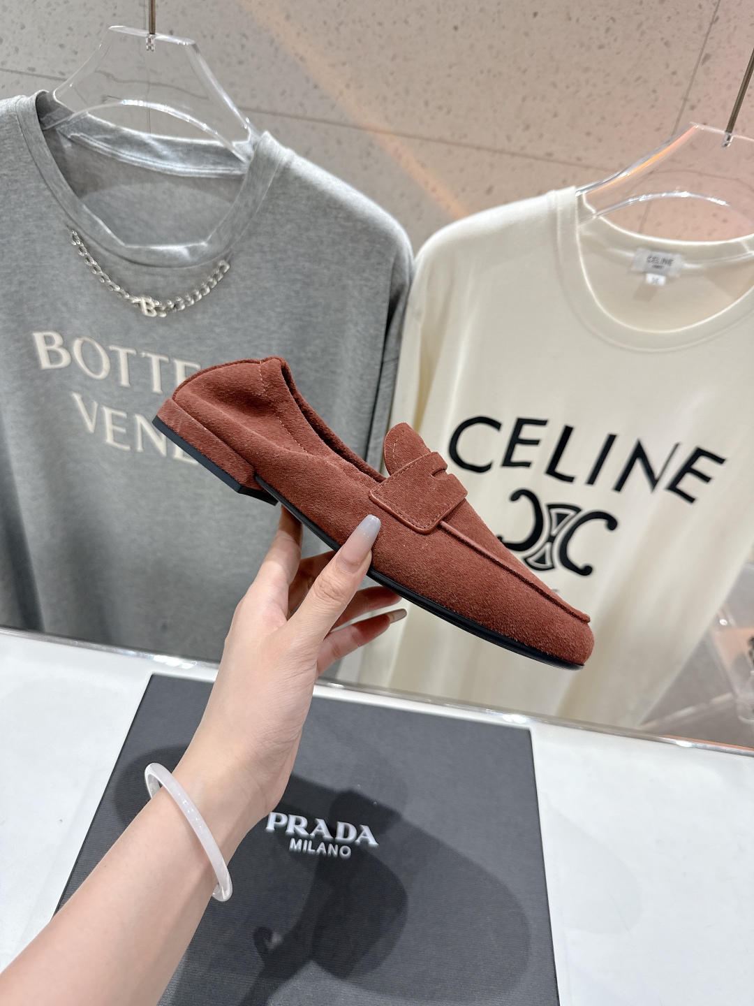 高版本出厂
  Prada 普拉达25ss/专柜新款仙女风平底一脚蹬单鞋玛丽珍乐福鞋～
各路博主纷纷亮出