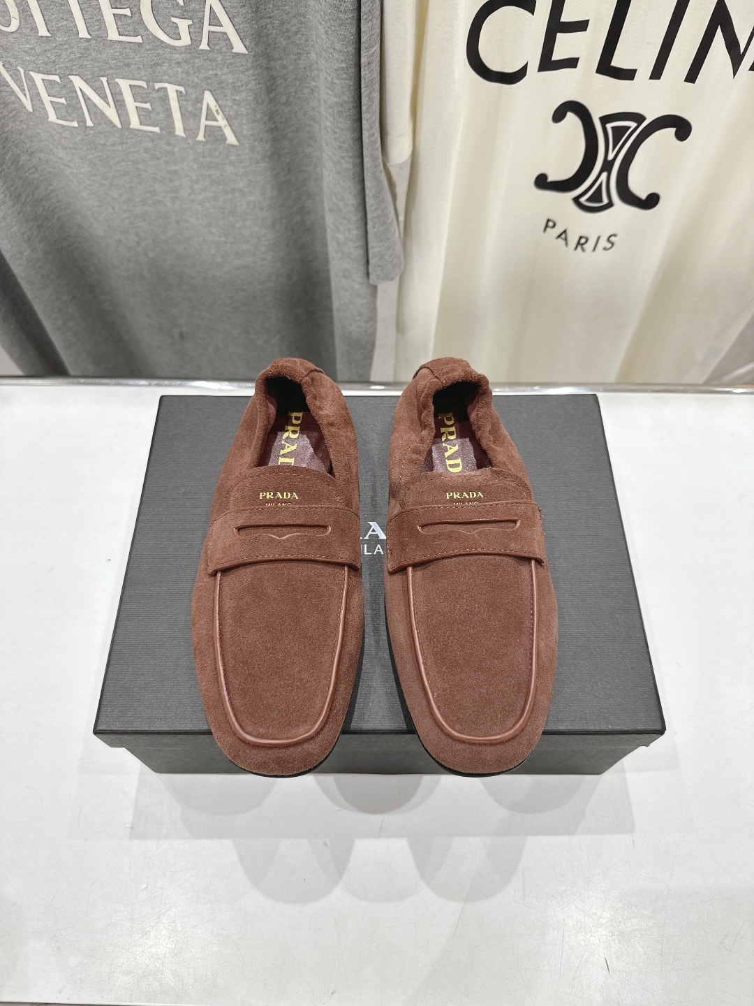 高版本出厂
  Prada 普拉达25ss/专柜新款仙女风平底一脚蹬单鞋玛丽珍乐福鞋～
各路博主纷纷亮出