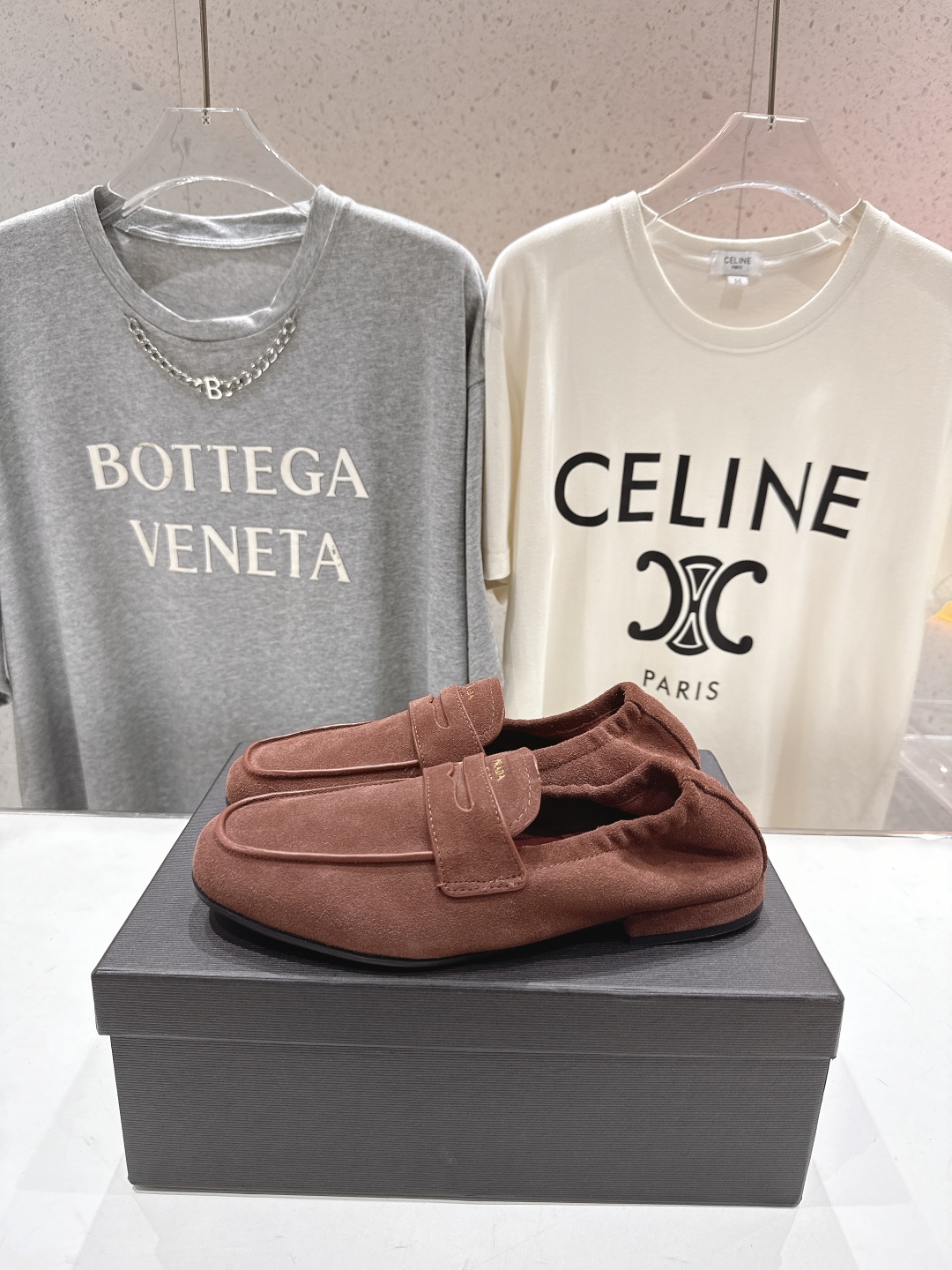 高版本出厂
  Prada 普拉达25ss/专柜新款仙女风平底一脚蹬单鞋玛丽珍乐福鞋～
各路博主纷纷亮出
