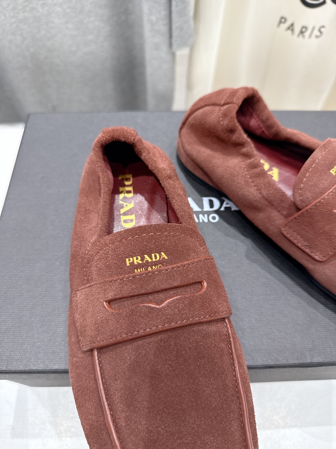 高版本出厂
  Prada 普拉达25ss/专柜新款仙女风平底一脚蹬单鞋玛丽珍乐福鞋～
各路博主纷纷亮出