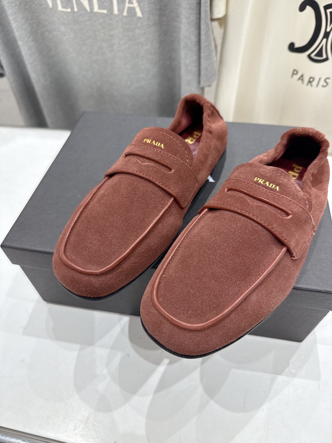 高版本出厂
  Prada 普拉达25ss/专柜新款仙女风平底一脚蹬单鞋玛丽珍乐福鞋～
各路博主纷纷亮出
