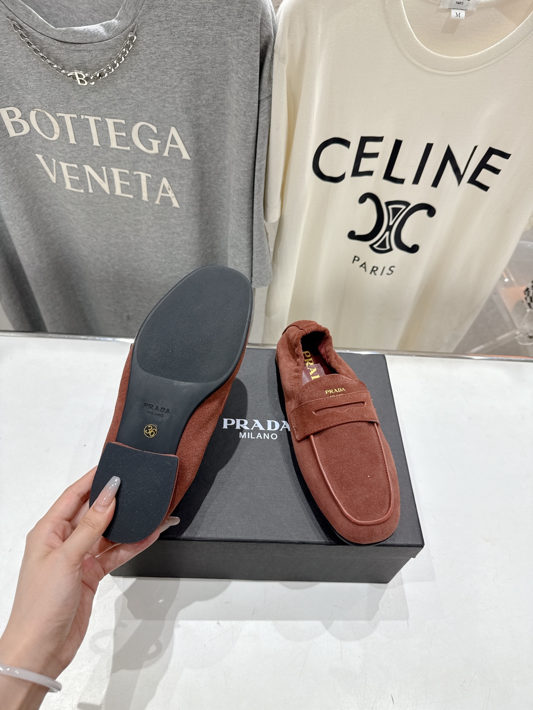 高版本出厂
  Prada 普拉达25ss/专柜新款仙女风平底一脚蹬单鞋玛丽珍乐福鞋～
各路博主纷纷亮出