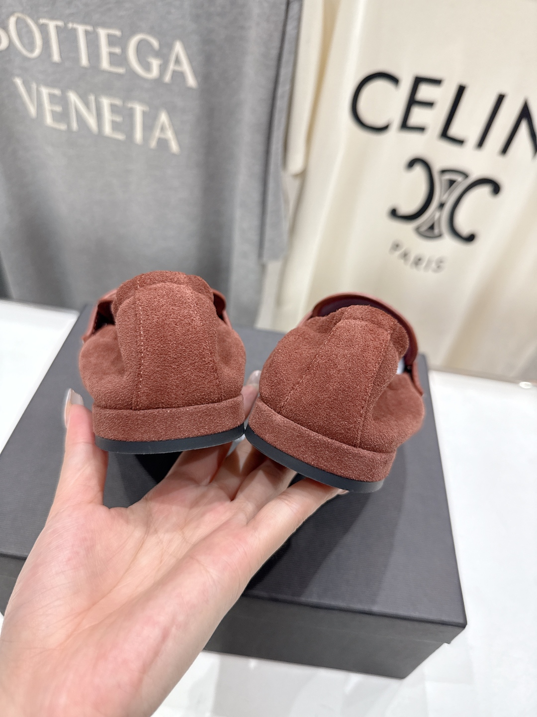 高版本出厂
  Prada 普拉达25ss/专柜新款仙女风平底一脚蹬单鞋玛丽珍乐福鞋～
各路博主纷纷亮出