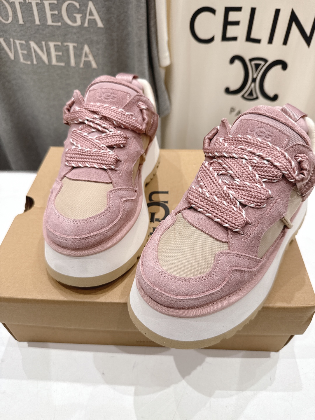 高版本出厂
 UGG2025ss官网最新，推出的厚底增高系带休闲鞋

hanni同款厚底太爱了，又特别轻