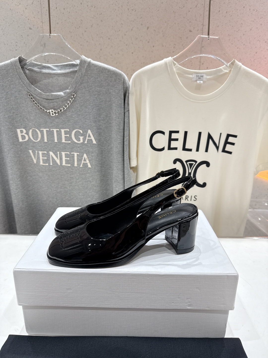 高版本出厂
  Celine/赛琳2025ss秋冬新款高跟玛丽珍系列单鞋凉鞋，专柜限量款
思琳凯旋门的l