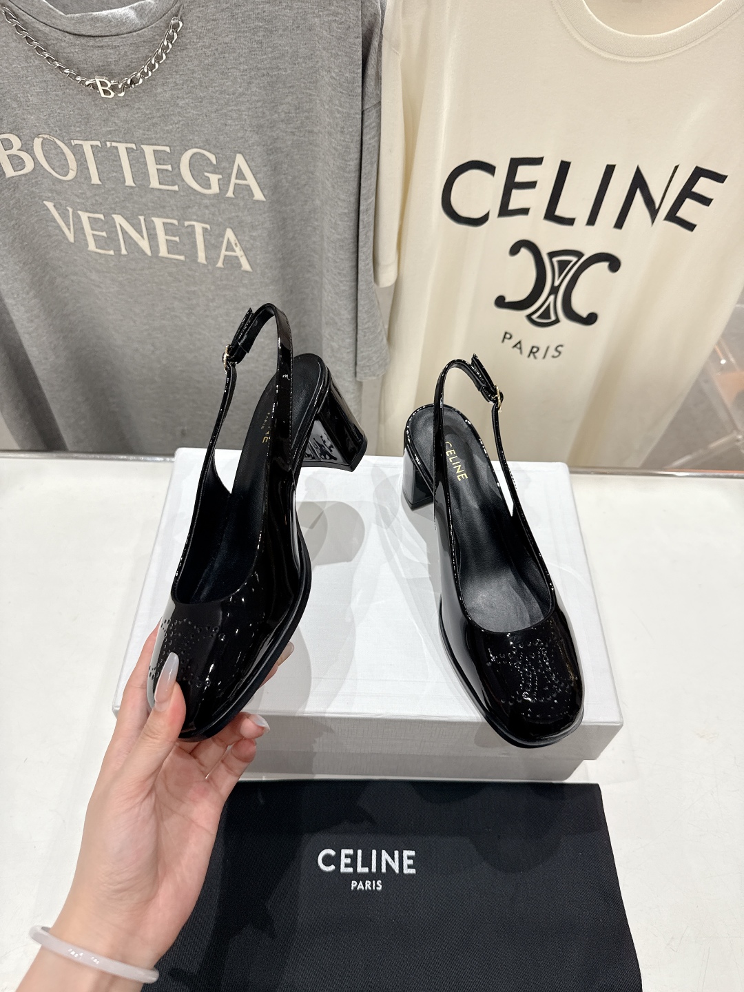 高版本出厂
  Celine/赛琳2025ss秋冬新款高跟玛丽珍系列单鞋凉鞋，专柜限量款
思琳凯旋门的l