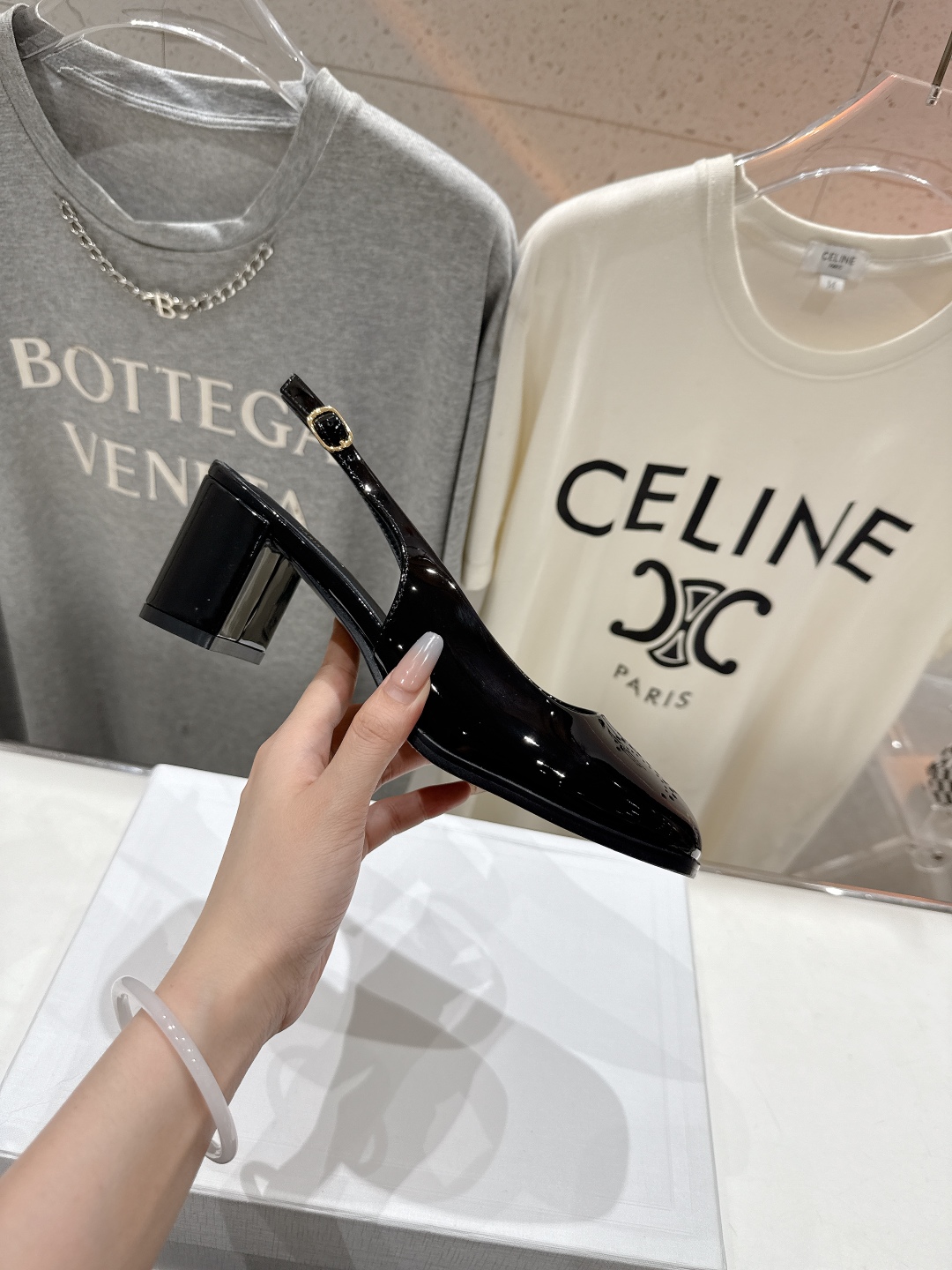 高版本出厂
  Celine/赛琳2025ss秋冬新款高跟玛丽珍系列单鞋凉鞋，专柜限量款
思琳凯旋门的l