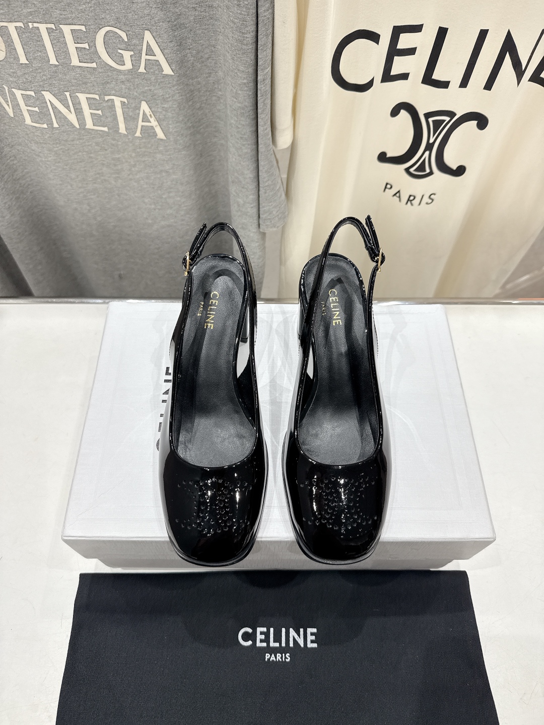 高版本出厂
  Celine/赛琳2025ss秋冬新款高跟玛丽珍系列单鞋凉鞋，专柜限量款
思琳凯旋门的l