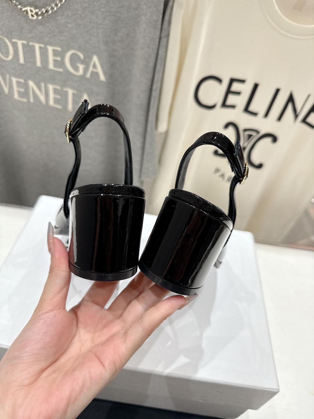 高版本出厂
  Celine/赛琳2025ss秋冬新款高跟玛丽珍系列单鞋凉鞋，专柜限量款
思琳凯旋门的l