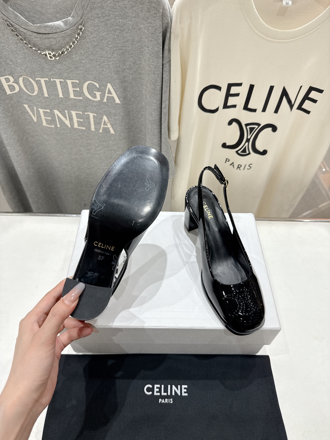 高版本出厂
  Celine/赛琳2025ss秋冬新款高跟玛丽珍系列单鞋凉鞋，专柜限量款
思琳凯旋门的l