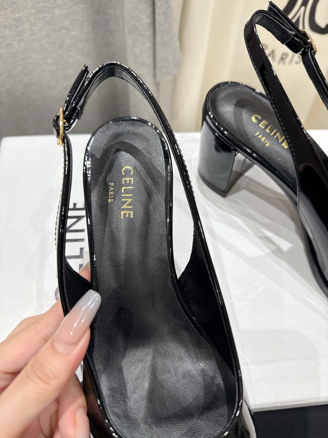 高版本出厂
  Celine/赛琳2025ss秋冬新款高跟玛丽珍系列单鞋凉鞋，专柜限量款
思琳凯旋门的l