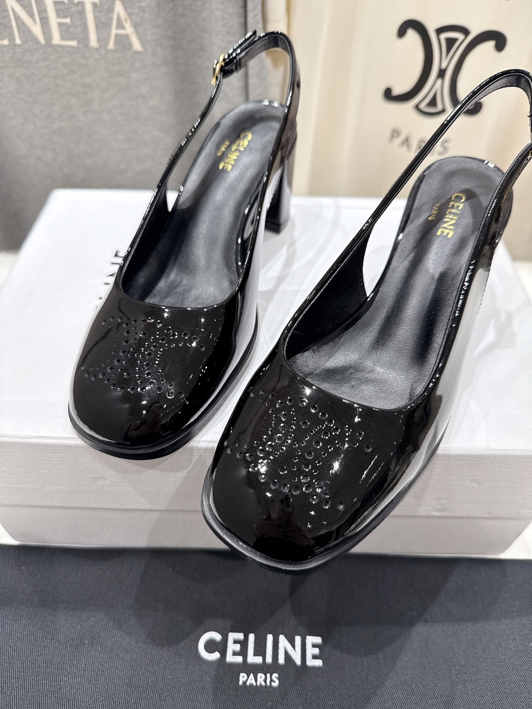 高版本出厂
  Celine/赛琳2025ss秋冬新款高跟玛丽珍系列单鞋凉鞋，专柜限量款
思琳凯旋门的l