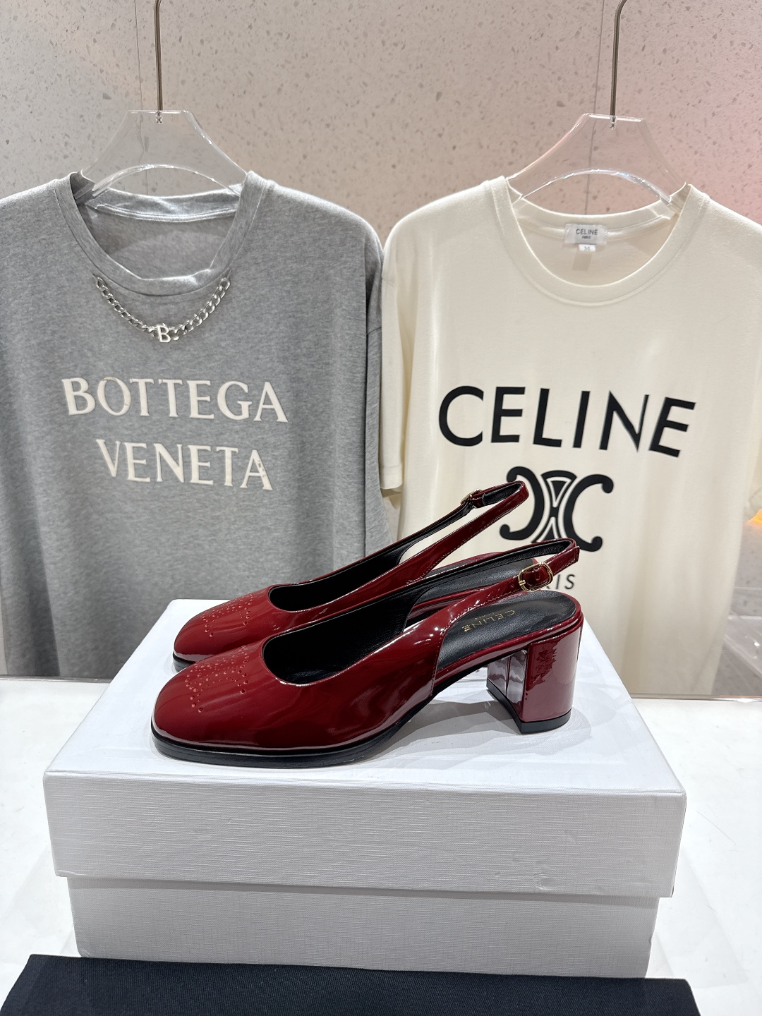 高版本出厂
  Celine/赛琳2025ss秋冬新款高跟玛丽珍系列单鞋凉鞋，专柜限量款
思琳凯旋门的l