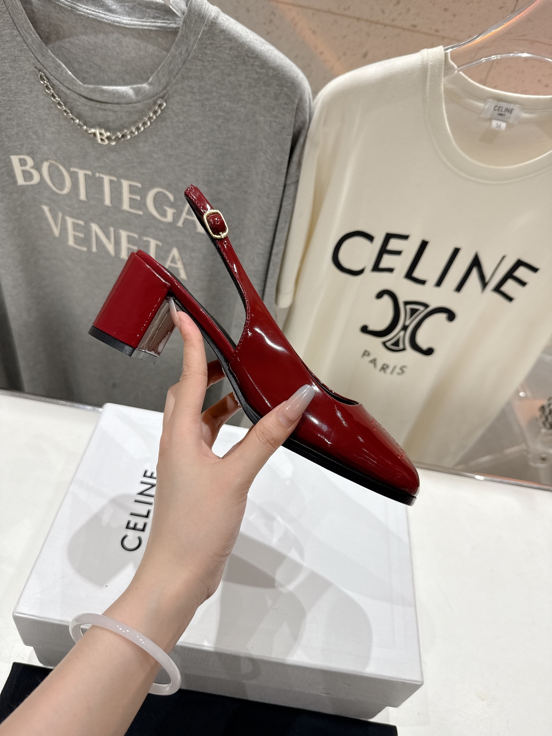 高版本出厂
  Celine/赛琳2025ss秋冬新款高跟玛丽珍系列单鞋凉鞋，专柜限量款
思琳凯旋门的l
