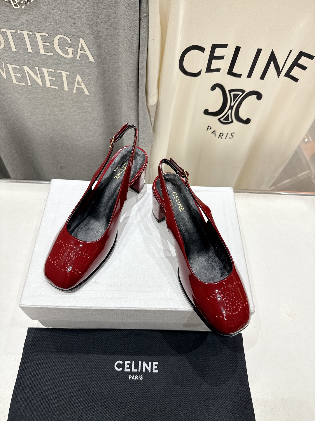 高版本出厂
  Celine/赛琳2025ss秋冬新款高跟玛丽珍系列单鞋凉鞋，专柜限量款
思琳凯旋门的l