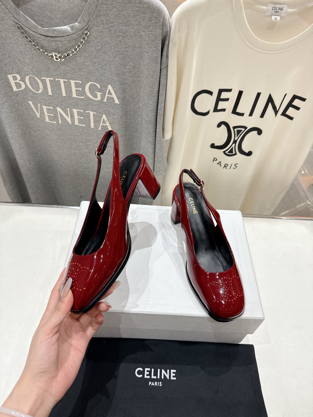 高版本出厂
  Celine/赛琳2025ss秋冬新款高跟玛丽珍系列单鞋凉鞋，专柜限量款
思琳凯旋门的l