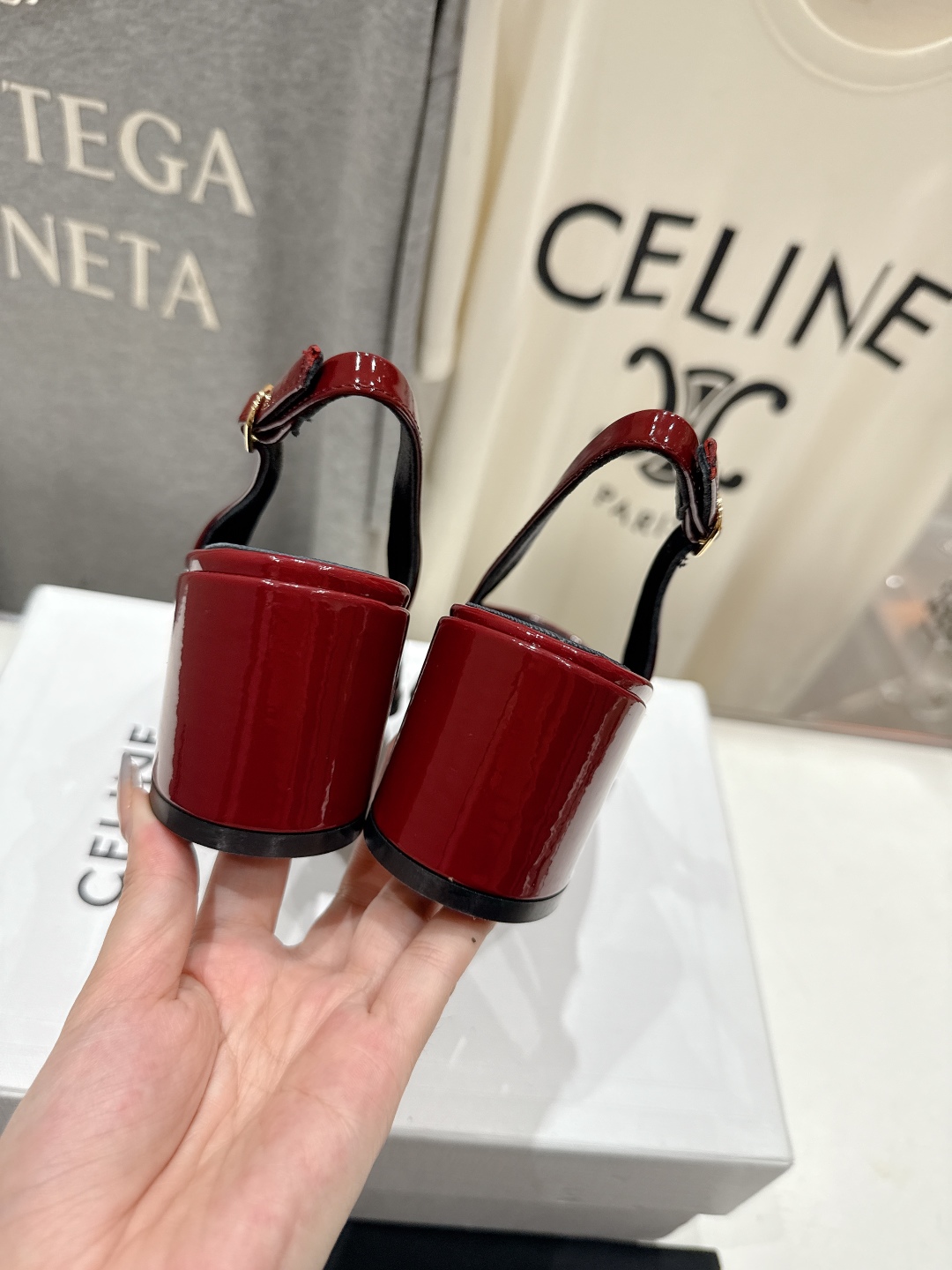 高版本出厂
  Celine/赛琳2025ss秋冬新款高跟玛丽珍系列单鞋凉鞋，专柜限量款
思琳凯旋门的l