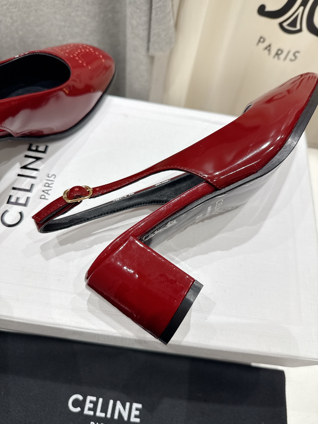 高版本出厂
  Celine/赛琳2025ss秋冬新款高跟玛丽珍系列单鞋凉鞋，专柜限量款
思琳凯旋门的l