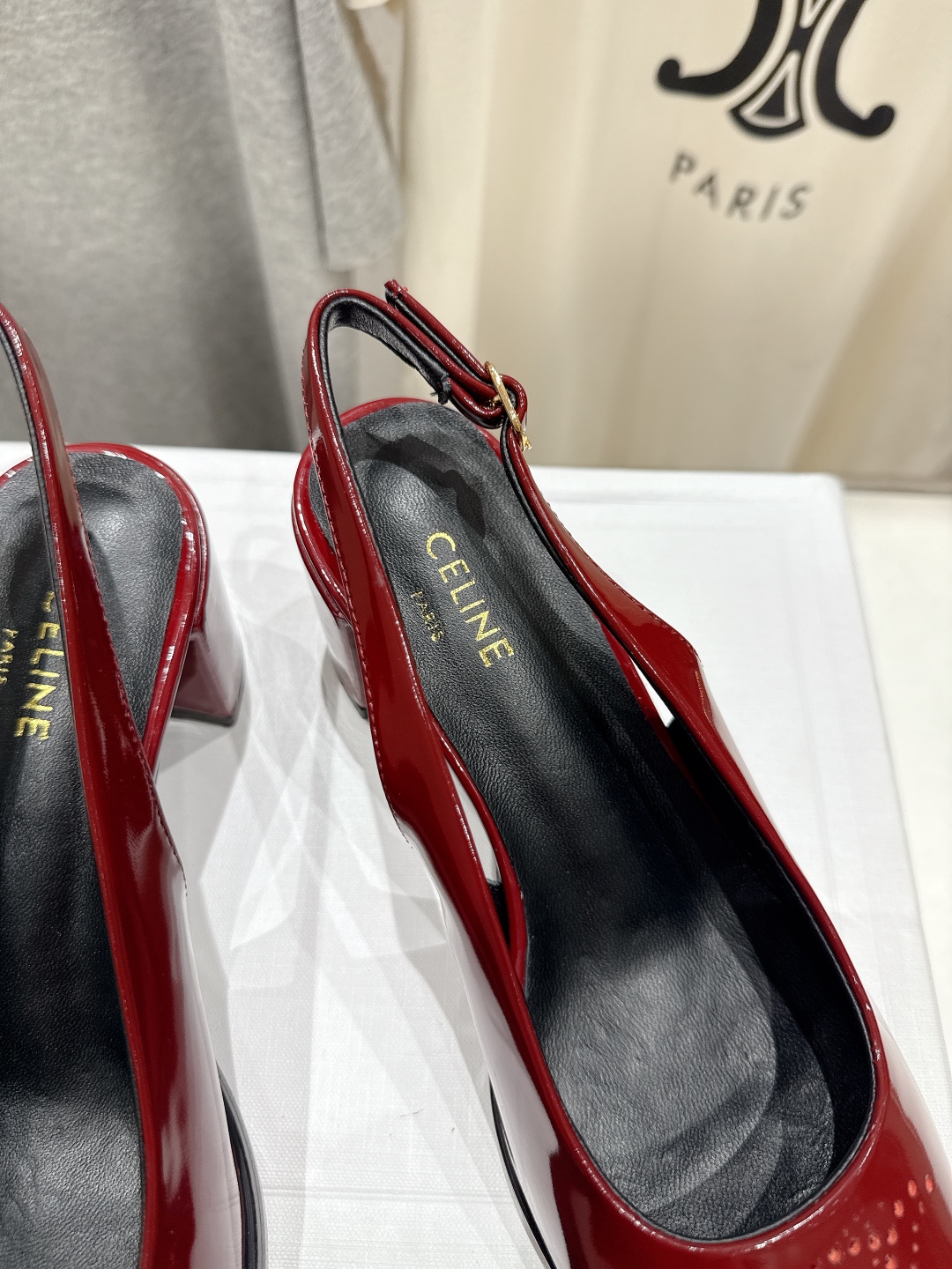 高版本出厂
  Celine/赛琳2025ss秋冬新款高跟玛丽珍系列单鞋凉鞋，专柜限量款
思琳凯旋门的l