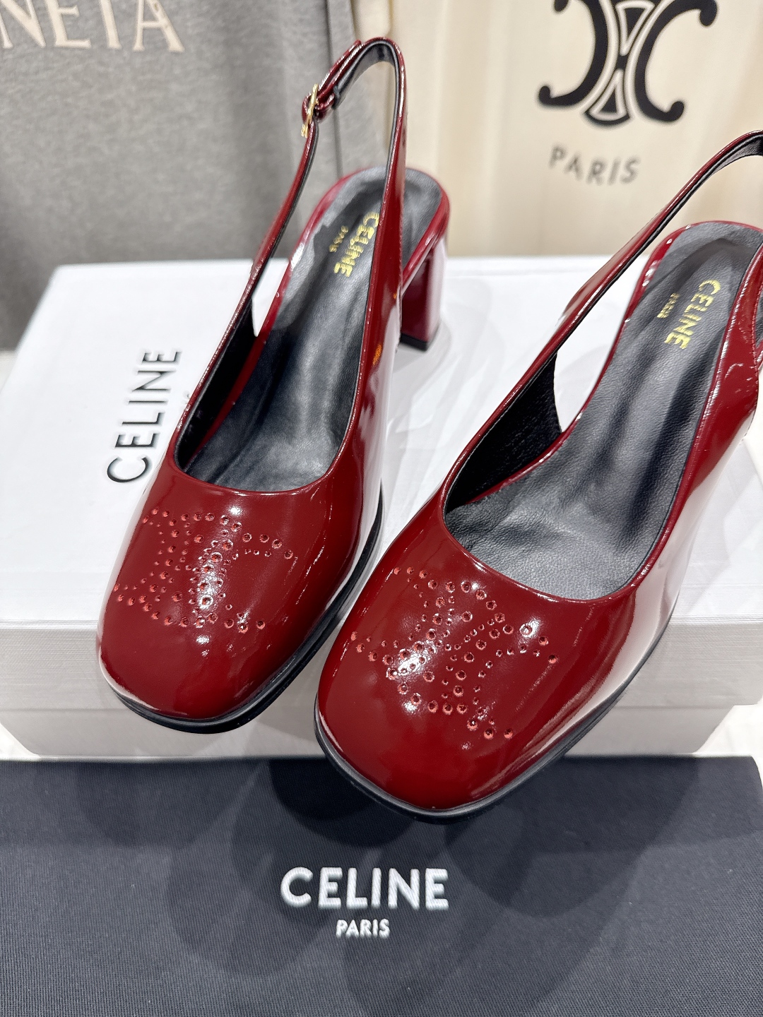 高版本出厂
  Celine/赛琳2025ss秋冬新款高跟玛丽珍系列单鞋凉鞋，专柜限量款
思琳凯旋门的l