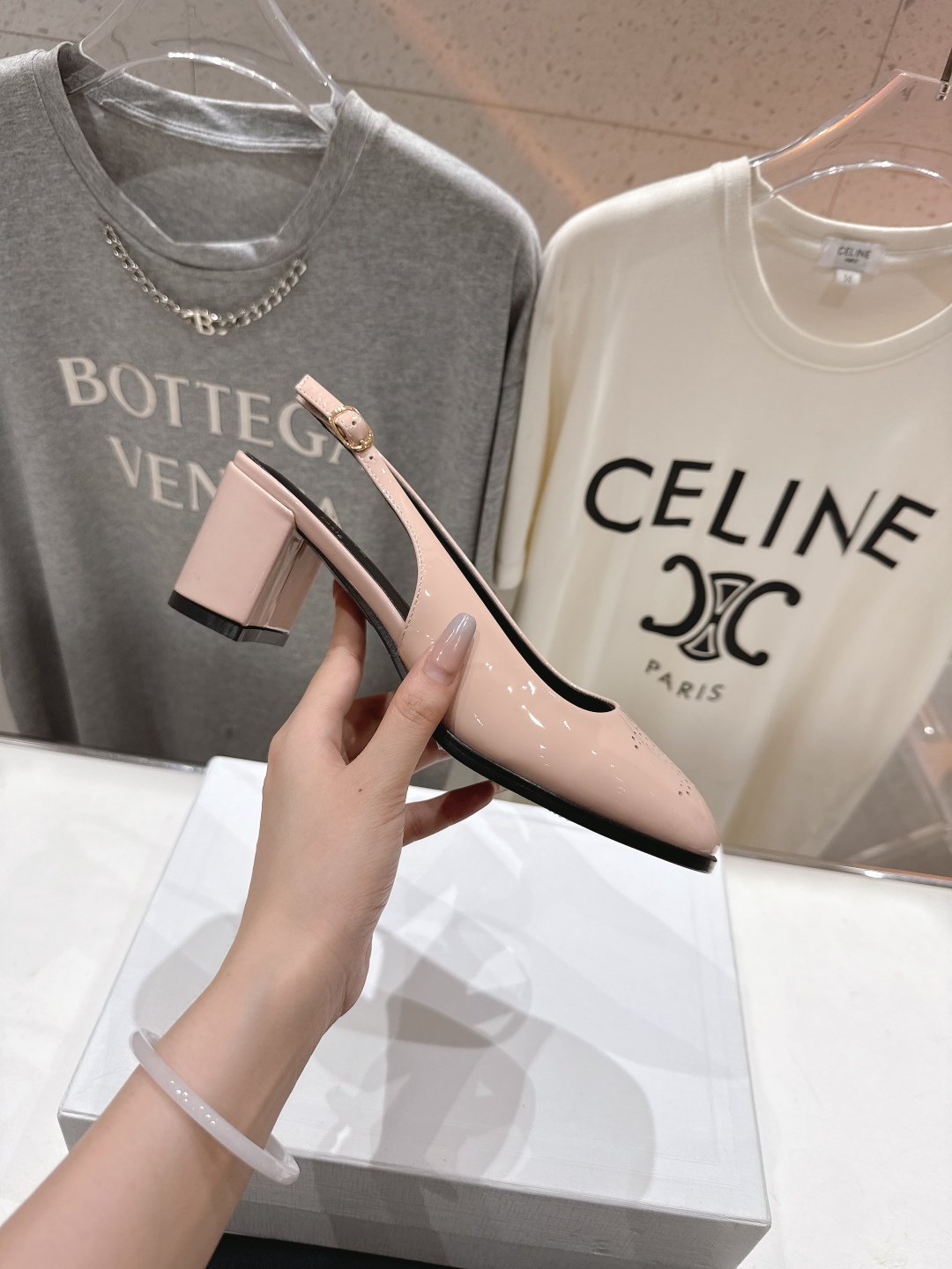 高版本出厂
  Celine/赛琳2025ss秋冬新款高跟玛丽珍系列单鞋凉鞋，专柜限量款
思琳凯旋门的l