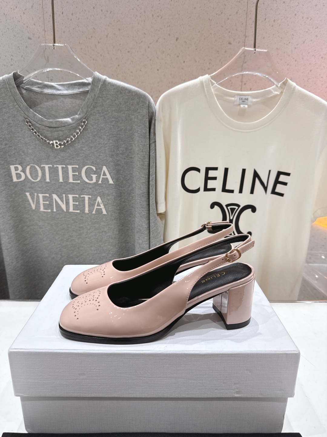 高版本出厂
  Celine/赛琳2025ss秋冬新款高跟玛丽珍系列单鞋凉鞋，专柜限量款
思琳凯旋门的l