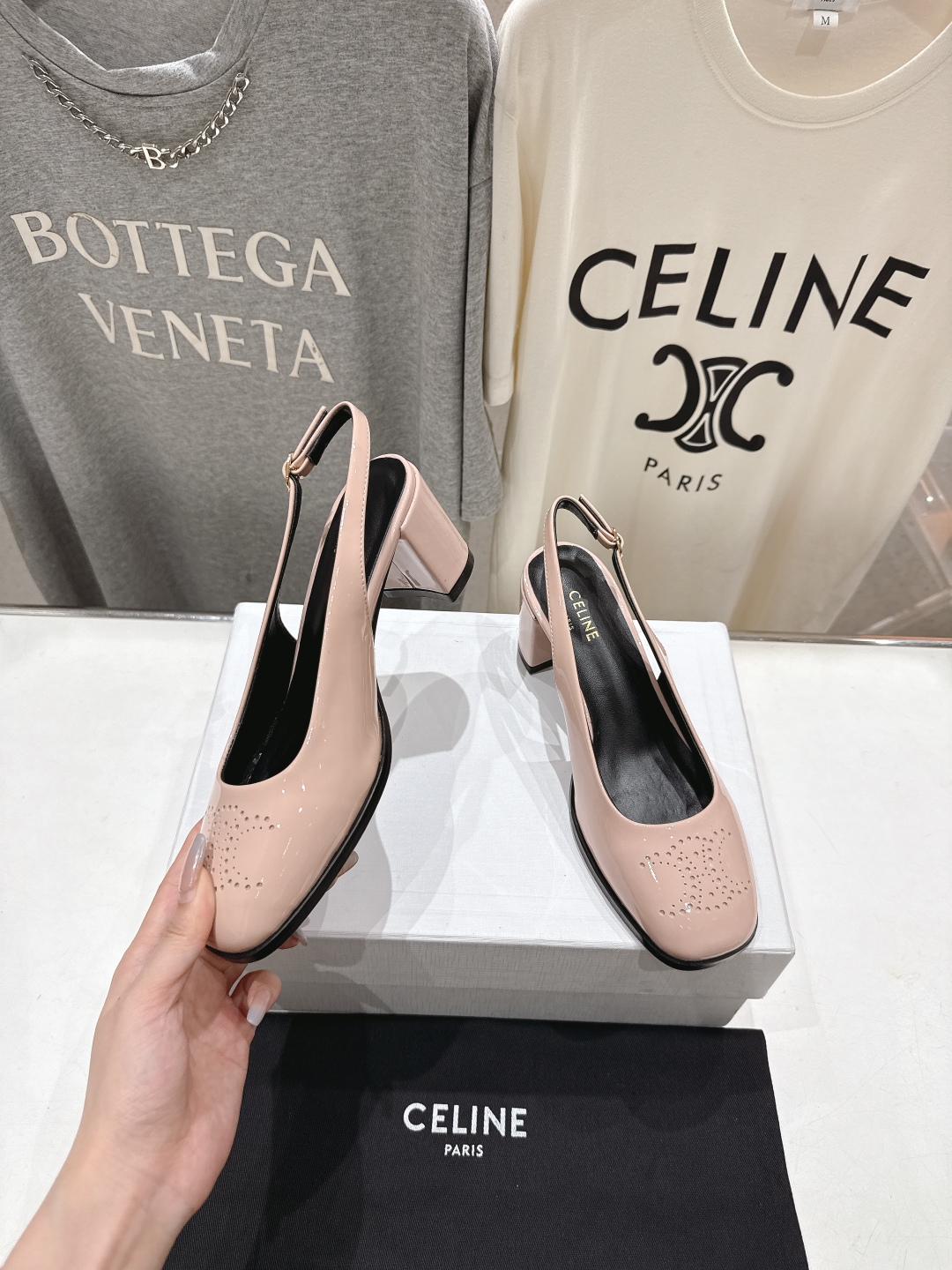 高版本出厂
  Celine/赛琳2025ss秋冬新款高跟玛丽珍系列单鞋凉鞋，专柜限量款
思琳凯旋门的l
