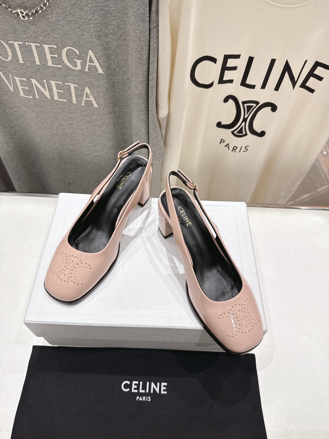 高版本出厂
  Celine/赛琳2025ss秋冬新款高跟玛丽珍系列单鞋凉鞋，专柜限量款
思琳凯旋门的l