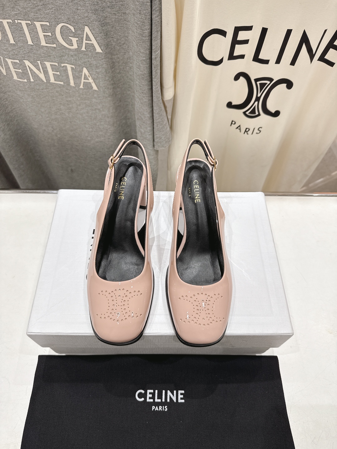 高版本出厂
  Celine/赛琳2025ss秋冬新款高跟玛丽珍系列单鞋凉鞋，专柜限量款
思琳凯旋门的l