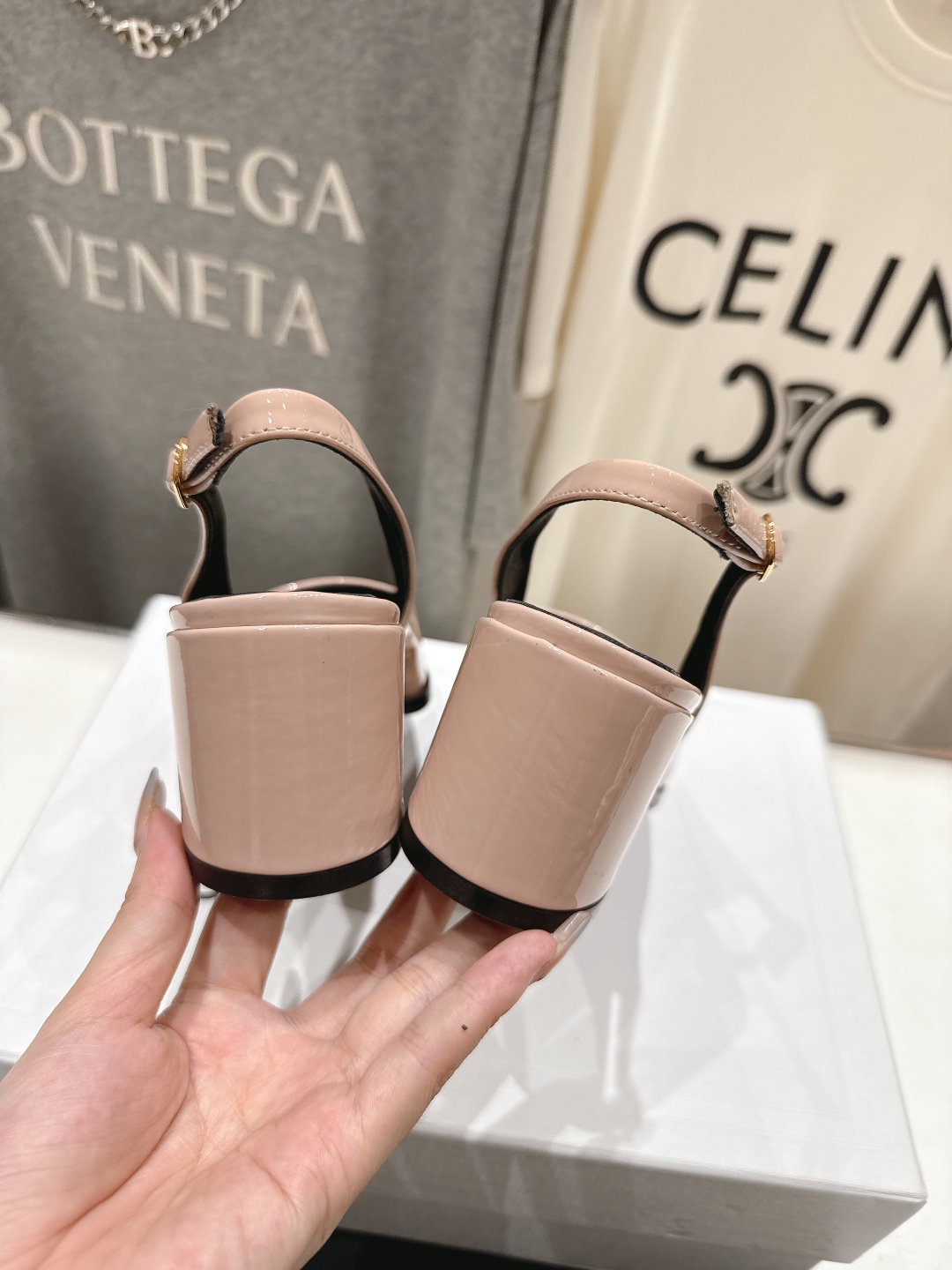 高版本出厂
  Celine/赛琳2025ss秋冬新款高跟玛丽珍系列单鞋凉鞋，专柜限量款
思琳凯旋门的l