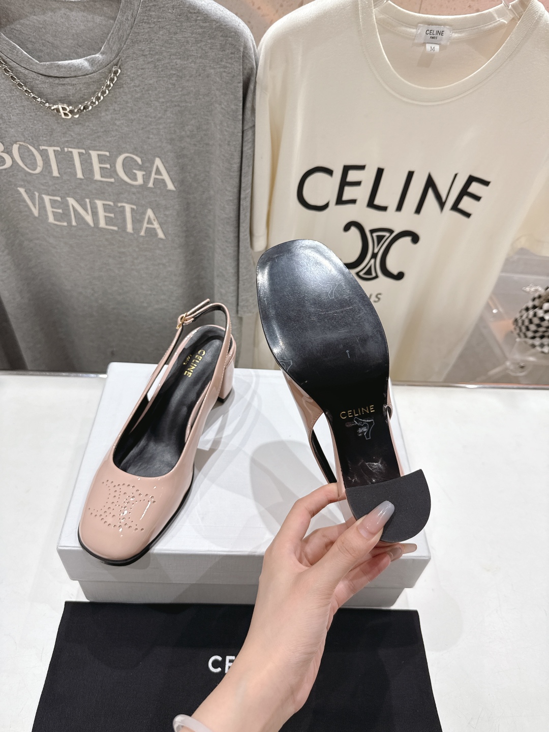 高版本出厂
  Celine/赛琳2025ss秋冬新款高跟玛丽珍系列单鞋凉鞋，专柜限量款
思琳凯旋门的l