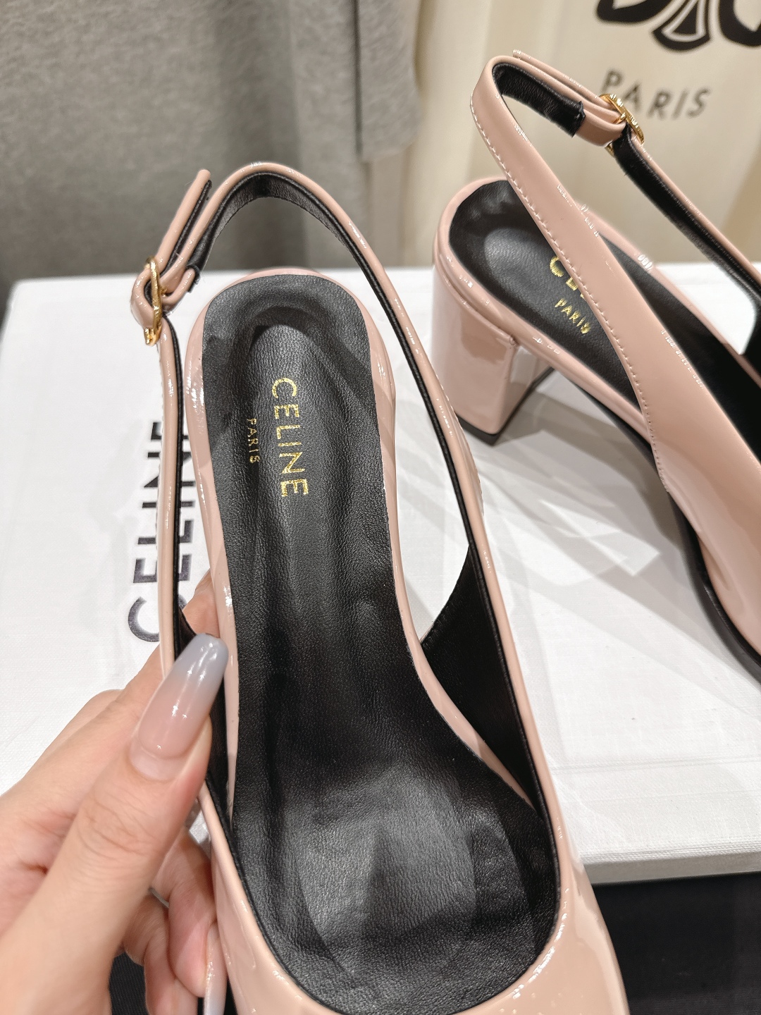 高版本出厂
  Celine/赛琳2025ss秋冬新款高跟玛丽珍系列单鞋凉鞋，专柜限量款
思琳凯旋门的l