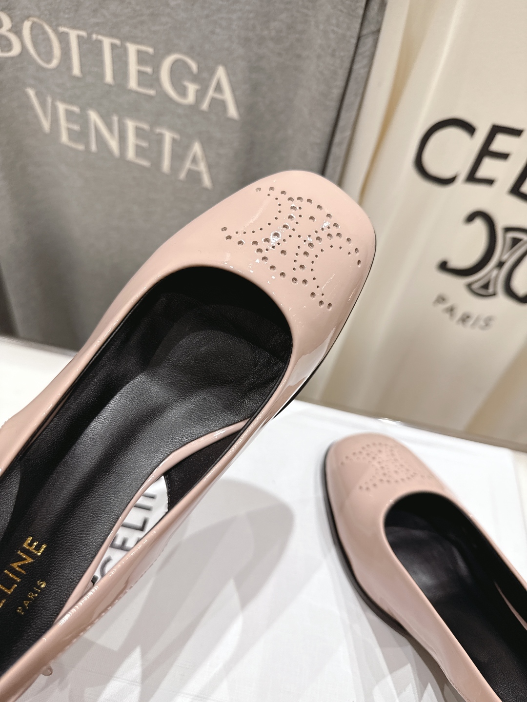 高版本出厂
  Celine/赛琳2025ss秋冬新款高跟玛丽珍系列单鞋凉鞋，专柜限量款
思琳凯旋门的l