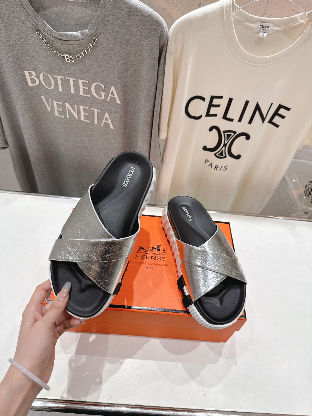高版本出厂 情侣款
   Hermes/爱马仕H家2025ssF023夏季凉拖系列经典款鞋型情侣款凉鞋拖