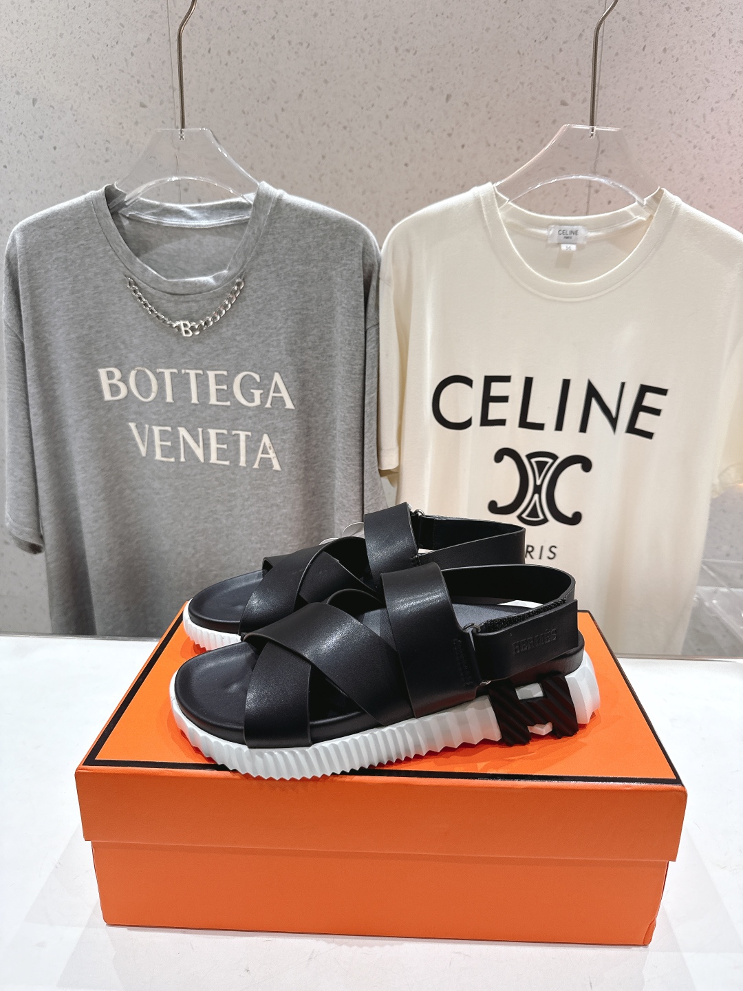 高版本出厂 情侣款
   Hermes/爱马仕H家2025ssF023夏季凉拖系列经典款鞋型情侣款凉鞋
