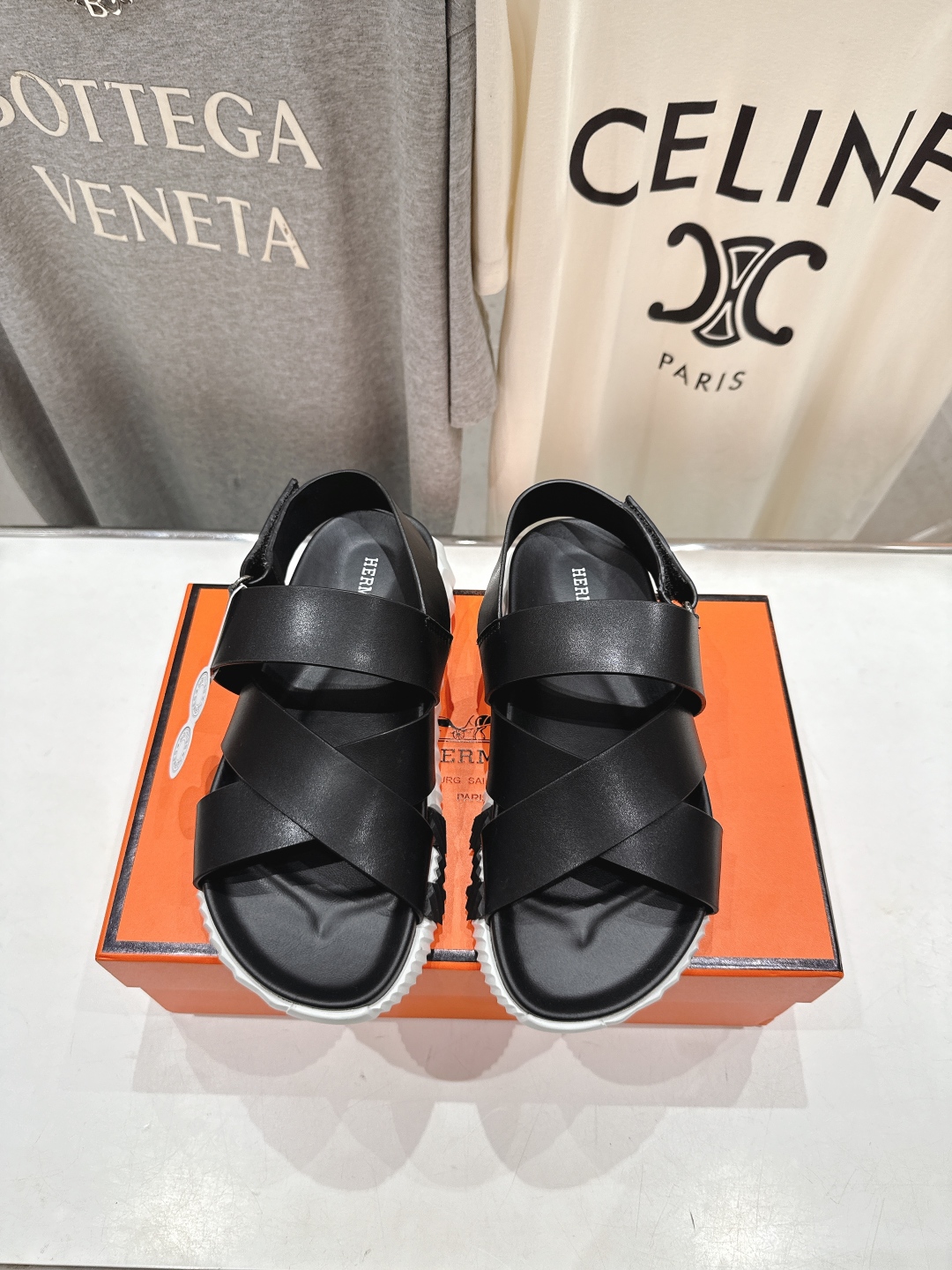 高版本出厂 情侣款
   Hermes/爱马仕H家2025ssF023夏季凉拖系列经典款鞋型情侣款凉鞋
