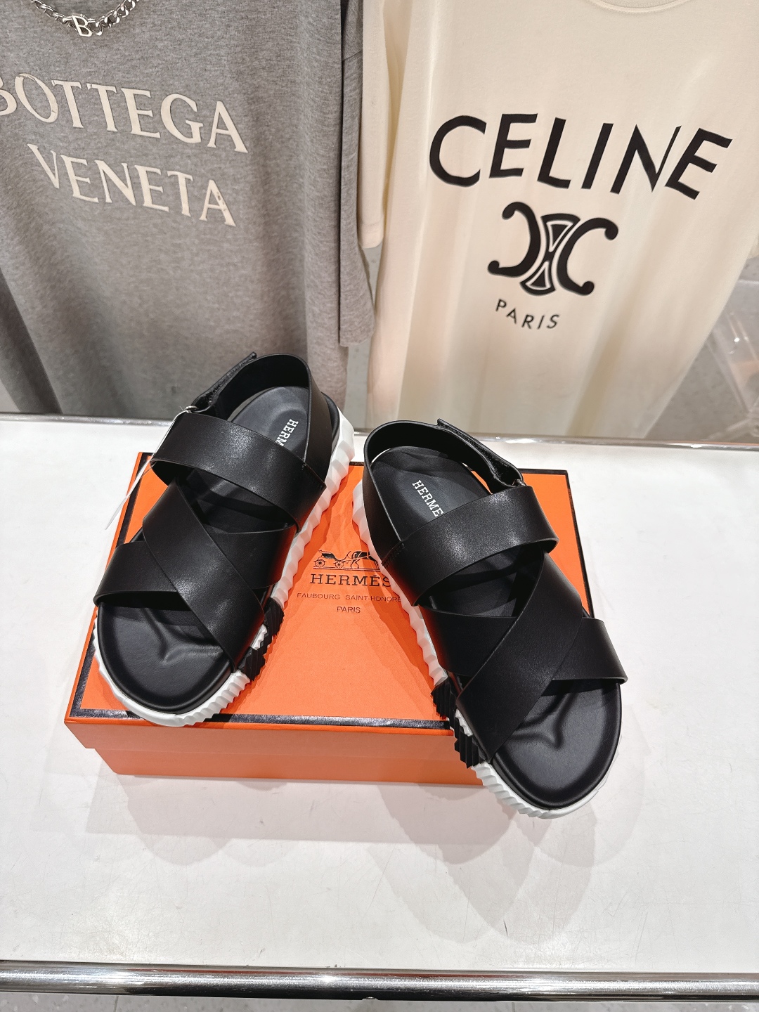 高版本出厂 情侣款
   Hermes/爱马仕H家2025ssF023夏季凉拖系列经典款鞋型情侣款凉鞋
