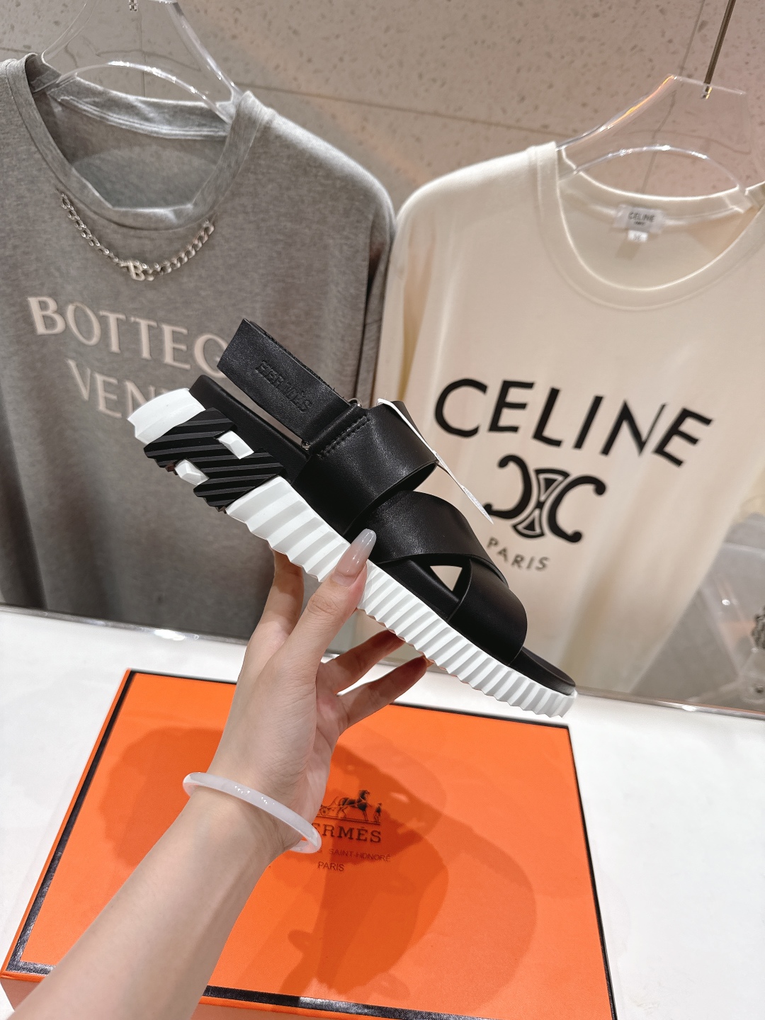 高版本出厂 情侣款
   Hermes/爱马仕H家2025ssF023夏季凉拖系列经典款鞋型情侣款凉鞋
