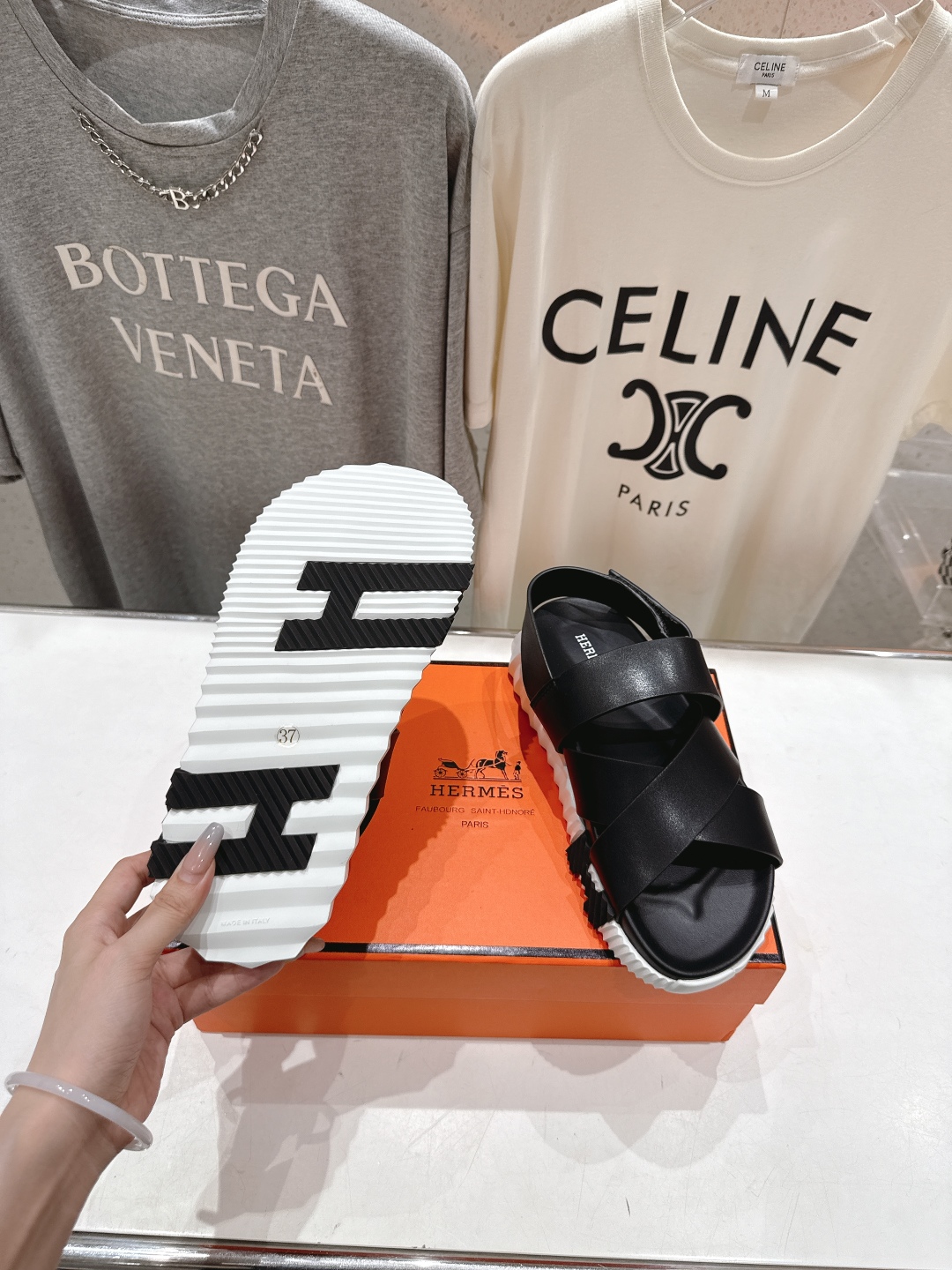 高版本出厂 情侣款
   Hermes/爱马仕H家2025ssF023夏季凉拖系列经典款鞋型情侣款凉鞋
